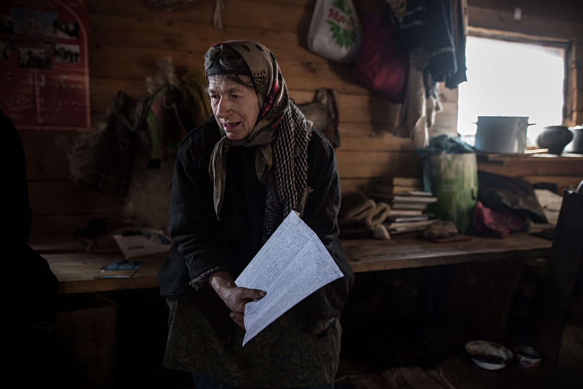 Agafia Lykova membaca sebuah surat dari Bolivia