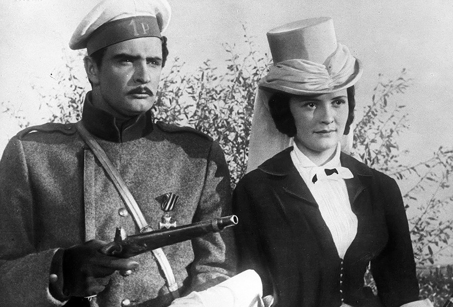 Leonid Gubanov sebagai Grushnitsky dan Karina Shmarinova sebagai Putri Mary dalam sebuah adegan dari film 