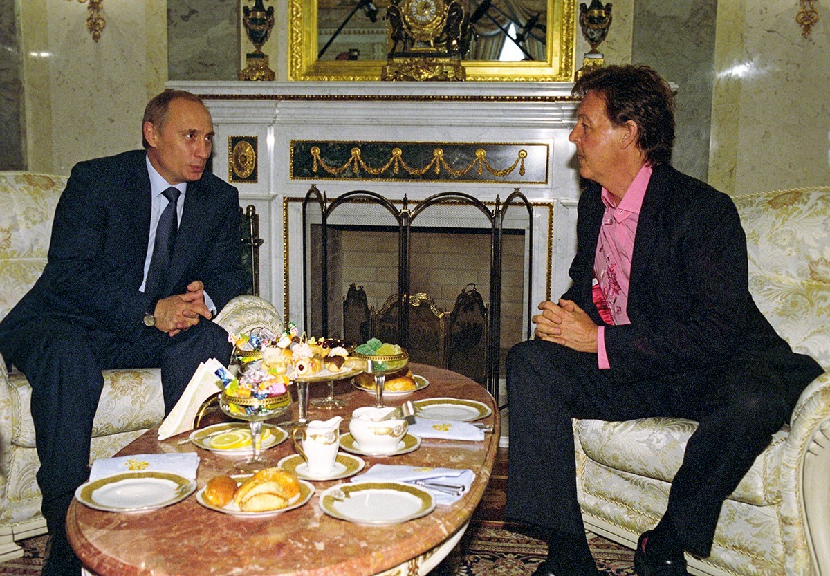 Srečanje med ruskim predsednikom Vladimirjem Putinom in nekdanji član zasedbe The Beatles Paul McCartney v Kremlju, Moskva, 26. 5. 2003.