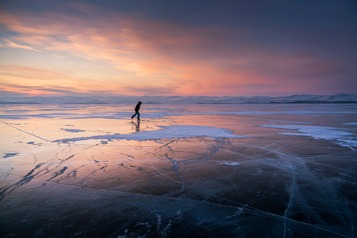 凍ったバイカル湖。スケート用のルート。