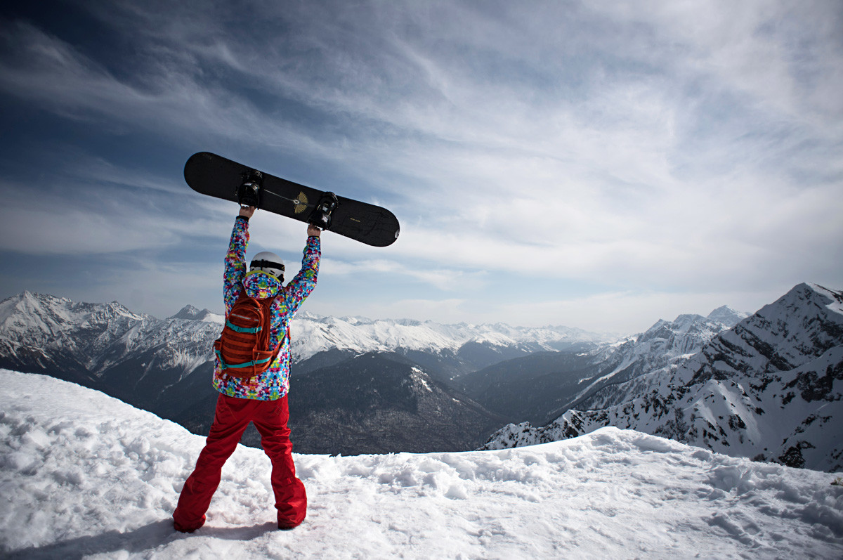 クラスナヤ・ポリャナの一年中営業しているスキー・リゾート「ロザ・フートル」、2320メートルの高さでスノーボードをしている人。