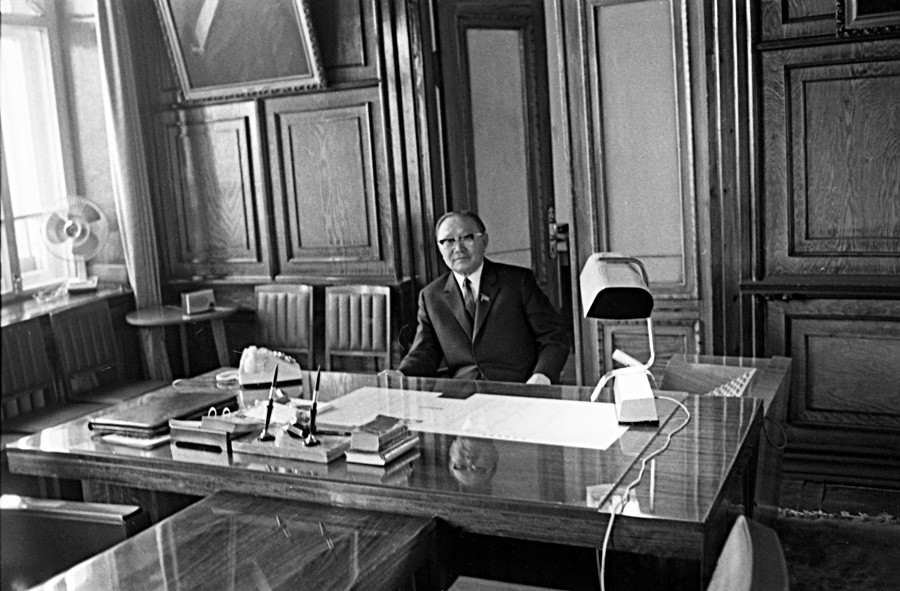 Салчак Тока, генерален секретар на Тувскиот областен комитет на КПСС во својата канцеларија. Тувска Автономна Советска Социјалистичка Република.
