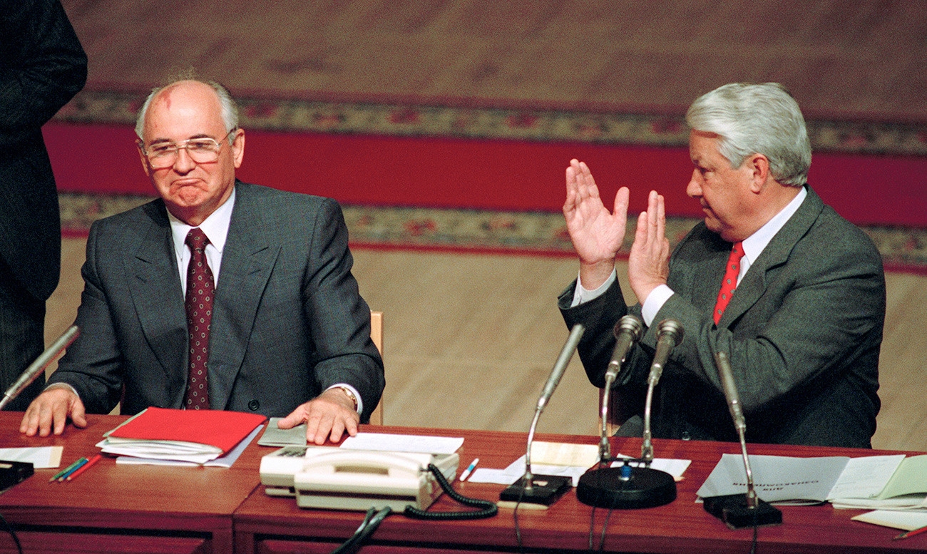 По обидот за државен преврат претседателот на Советскиот Сојуз Михаил Горбачов во Парламентот потпишува договор со кој се забранува работата на Комунистичката партија на територијата на целата земја