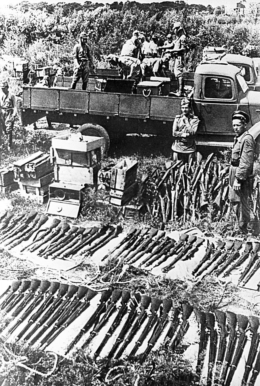 Sowjetische Soldaten mit den erbeuteten Kleinwaffen
