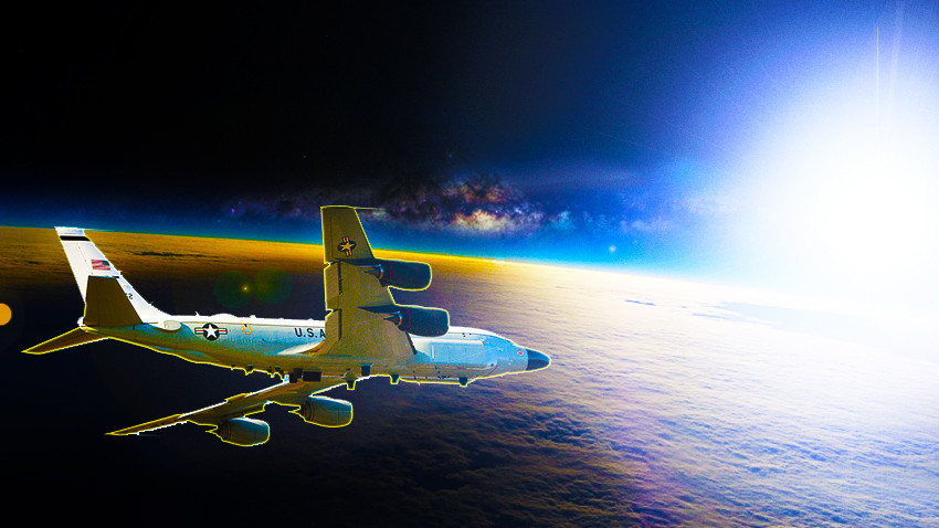 Амерички извиђачки авион RC-135S "Cobra Ball" је имао близак сусрет са мистериозном светлости
