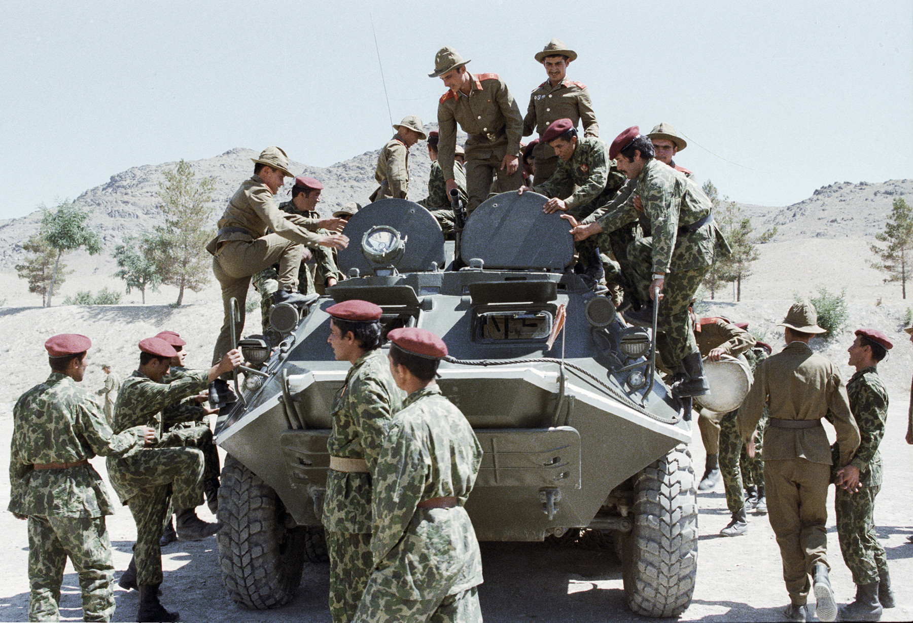 Sovjetski vojaki kažejo vojaško tehniko afganistanskim padalcem