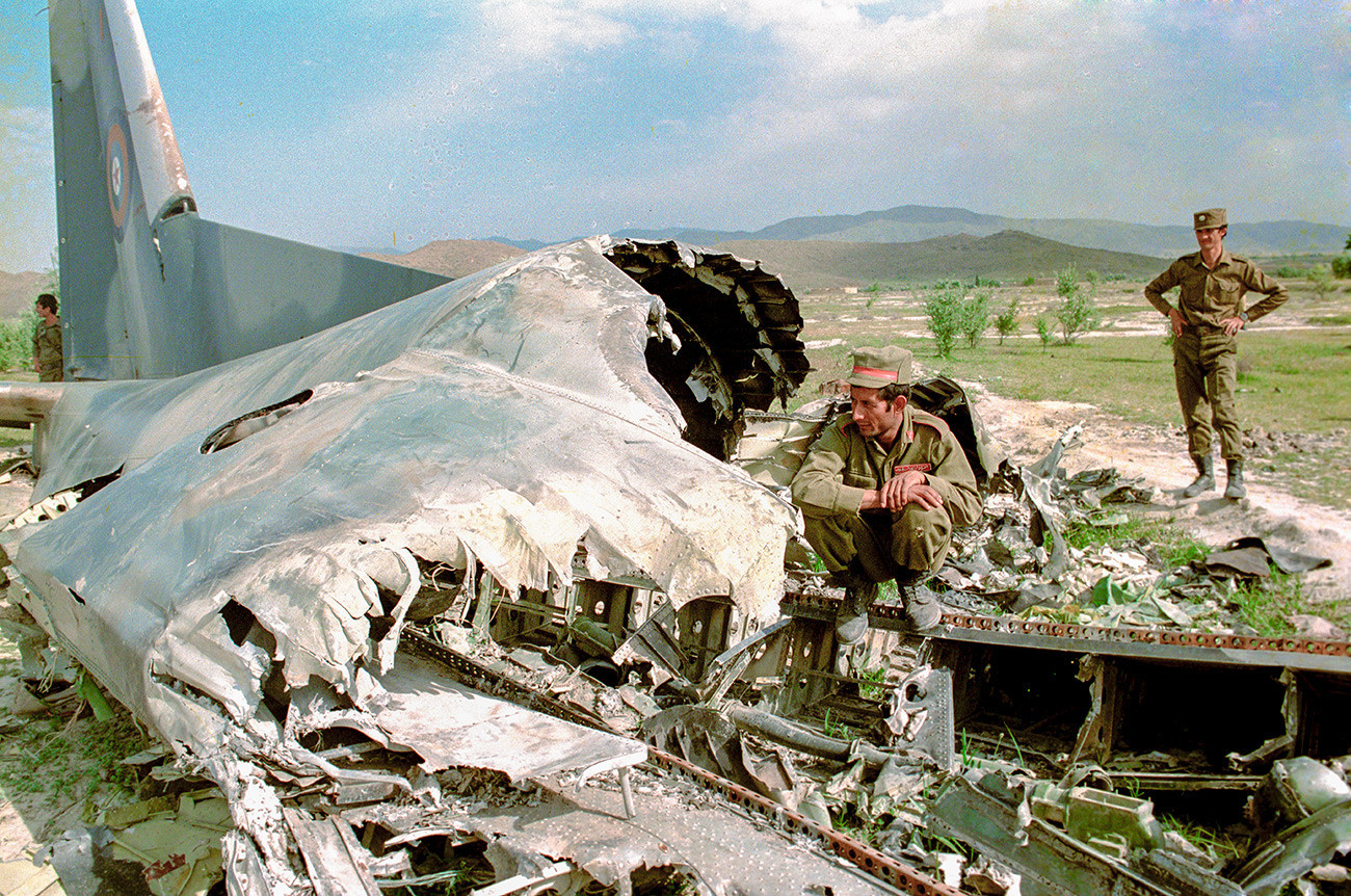 Остатоци од авганистански транспортен авион соборен со ракета „Стингер“. Во авионот имаше 40 луѓе, сите загинаа.