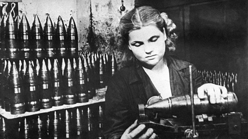 Eine Arbeiterin im Lichatschew-Werk in Moskau, 1941.