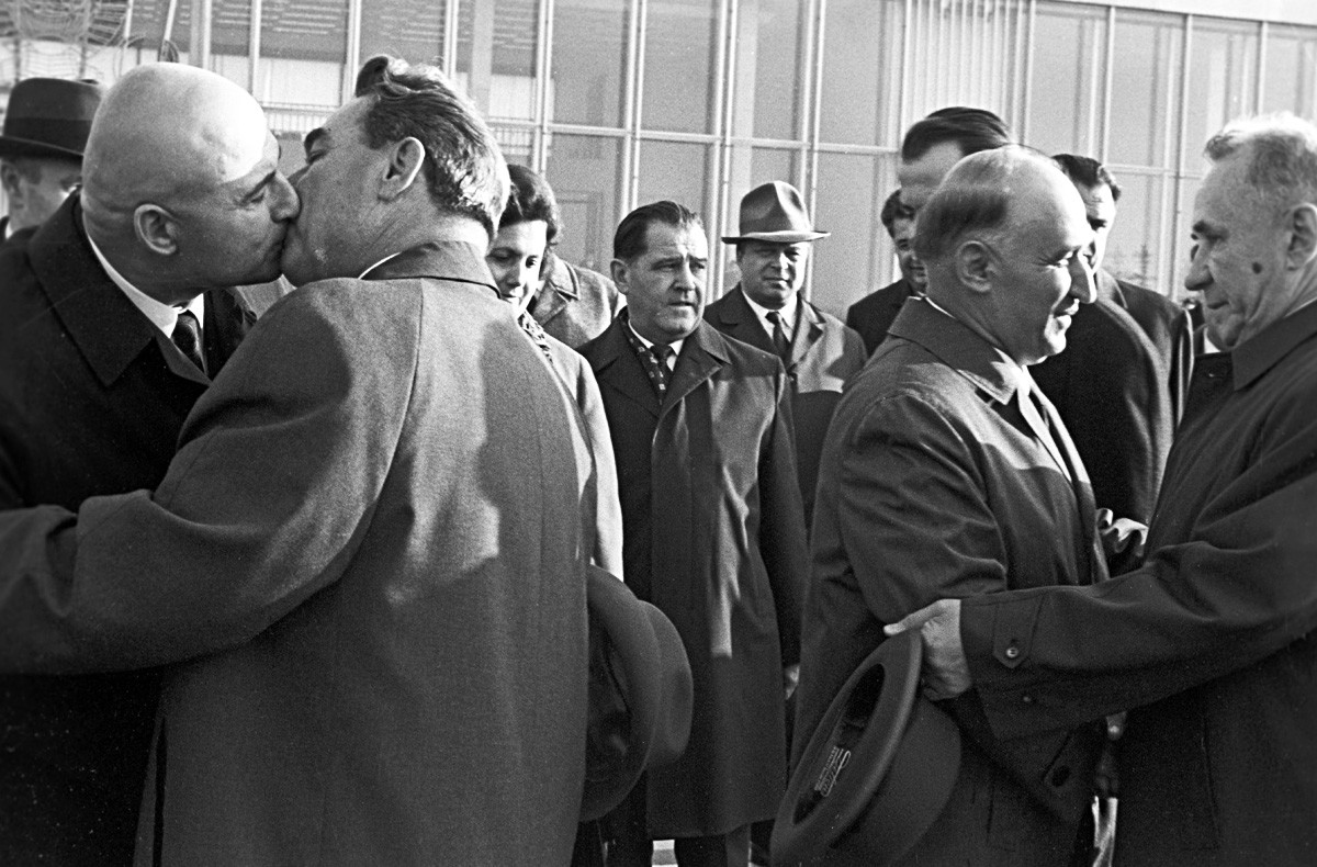 Brežnjev i bugarska delegacija (Todor Živkov drugi zdesna), 1969.


