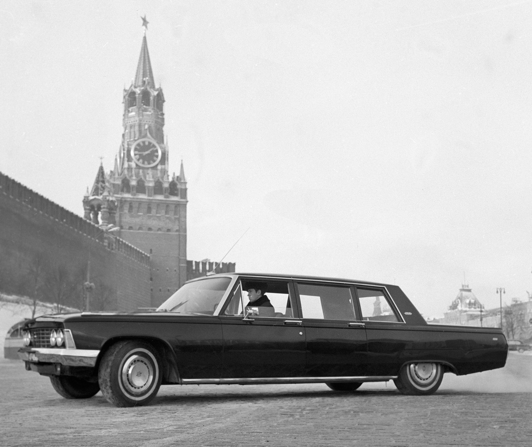 Совјетски автомобил високе класе ЗИЛ-114, који се производио у московској фабрици аутомобила „Лихачов“, на Црвеном тргу, Москва 1968.