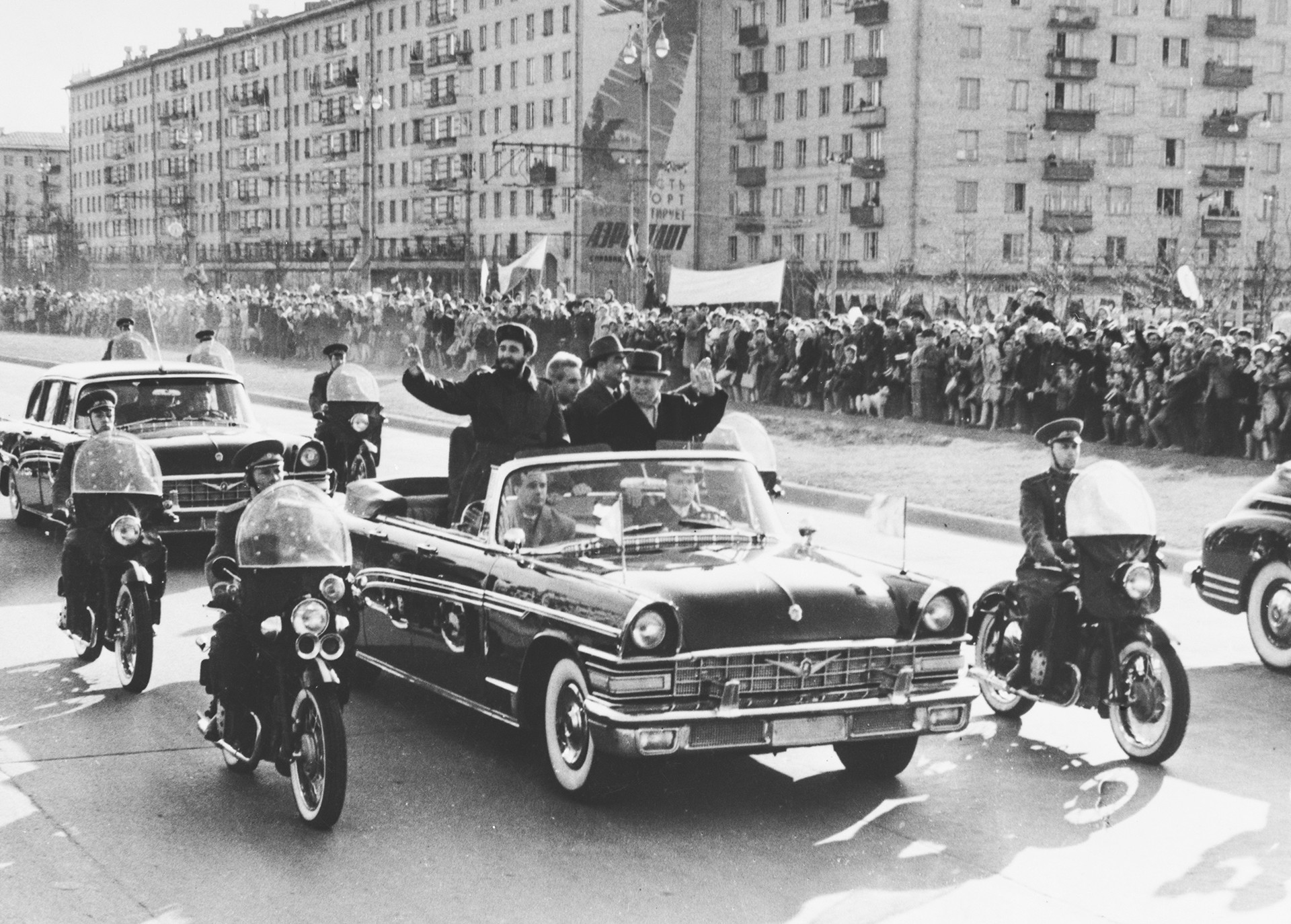 Никита Хрушчов воза по граду Фидела Кастра за време његове прве посете  Русији, 1 маја 1963. године. У аутомобилу је и Леонид Брежњев.
