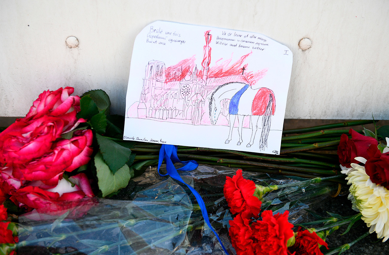 Blumen vor der französischen Botschaft in Moskau