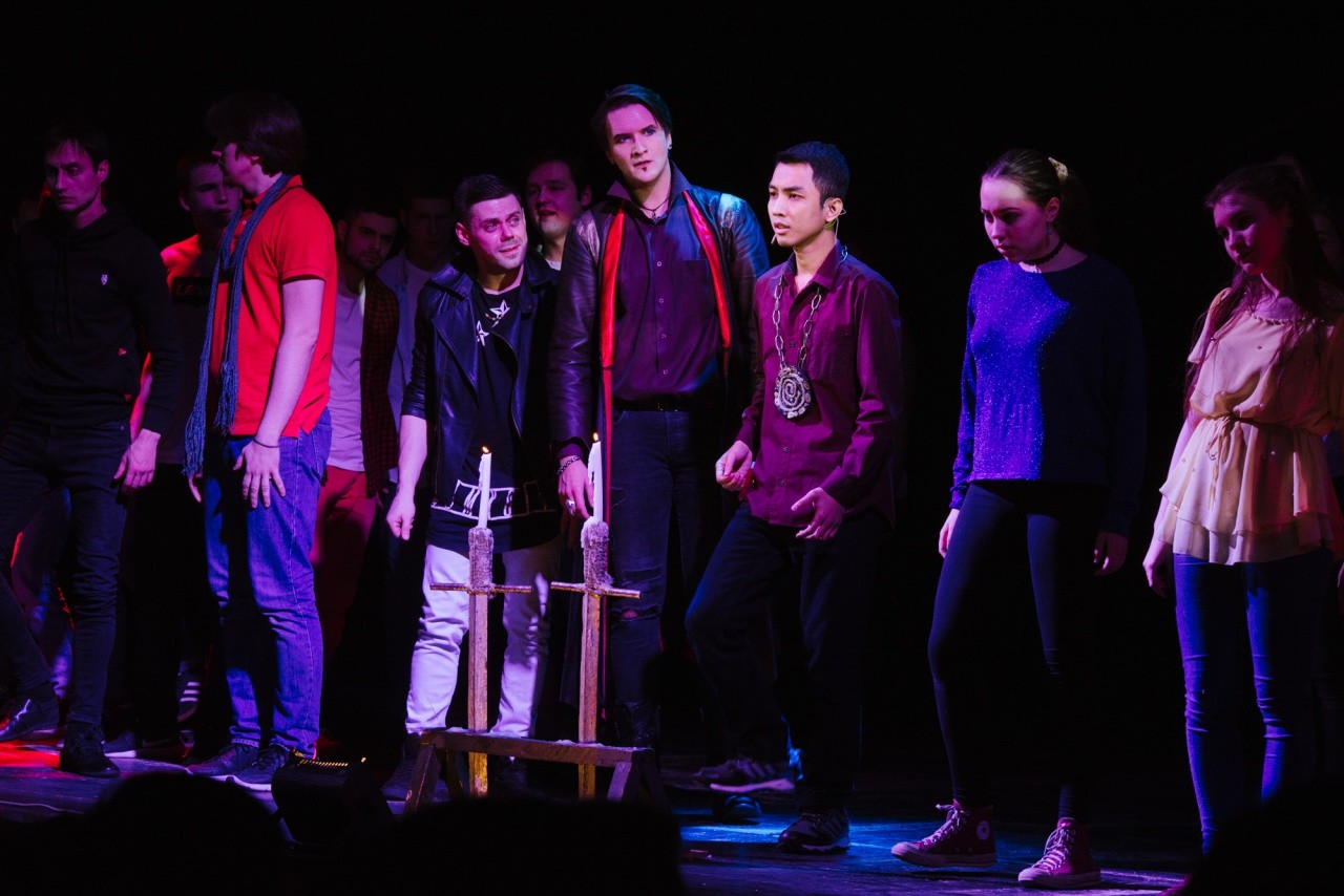 Yodha (ketiga dari kanan), saat memerankan Romeo di Teater Pemuda Moskow.