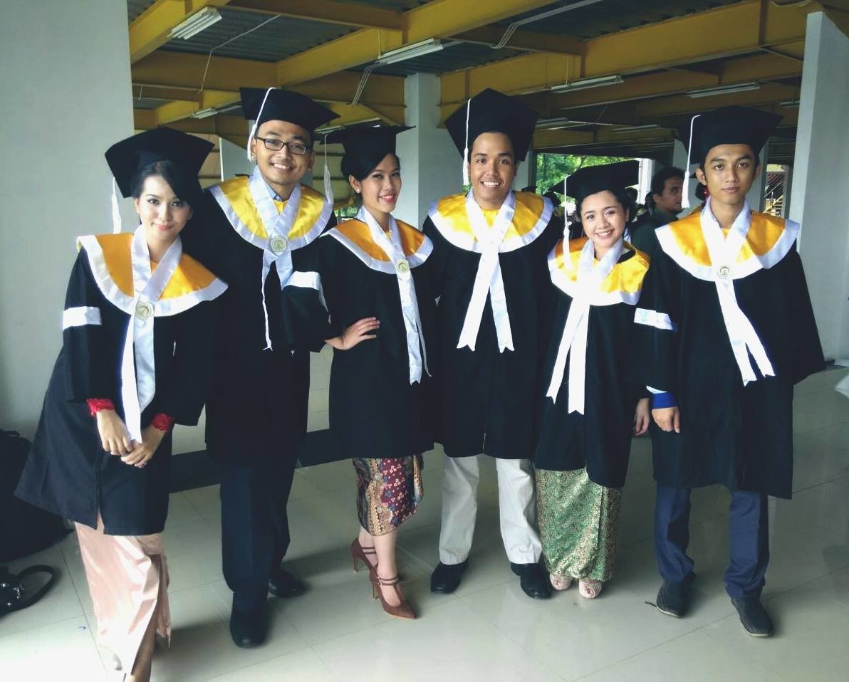 Yodha (kanan), bersama teman-teman kuliahnya saat wisuda pada 2015.