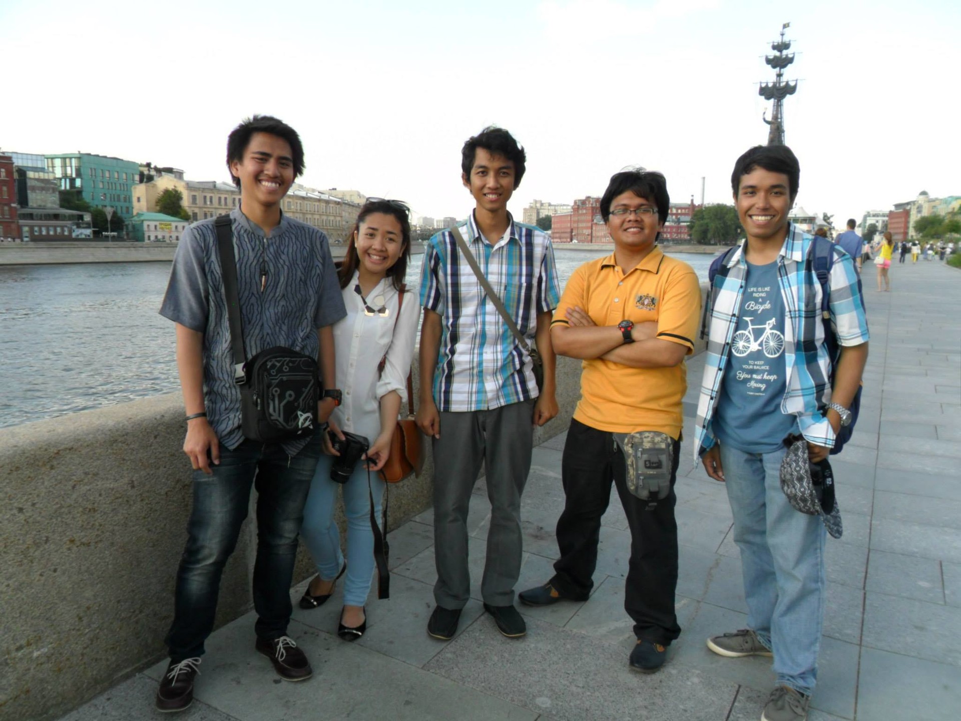 Yodha (tengah), berfoto bersama para Mahasiswa Indonesia saat transit di Moskow setelah program pertukaran mahasiswa di Belgorod pada 2014.