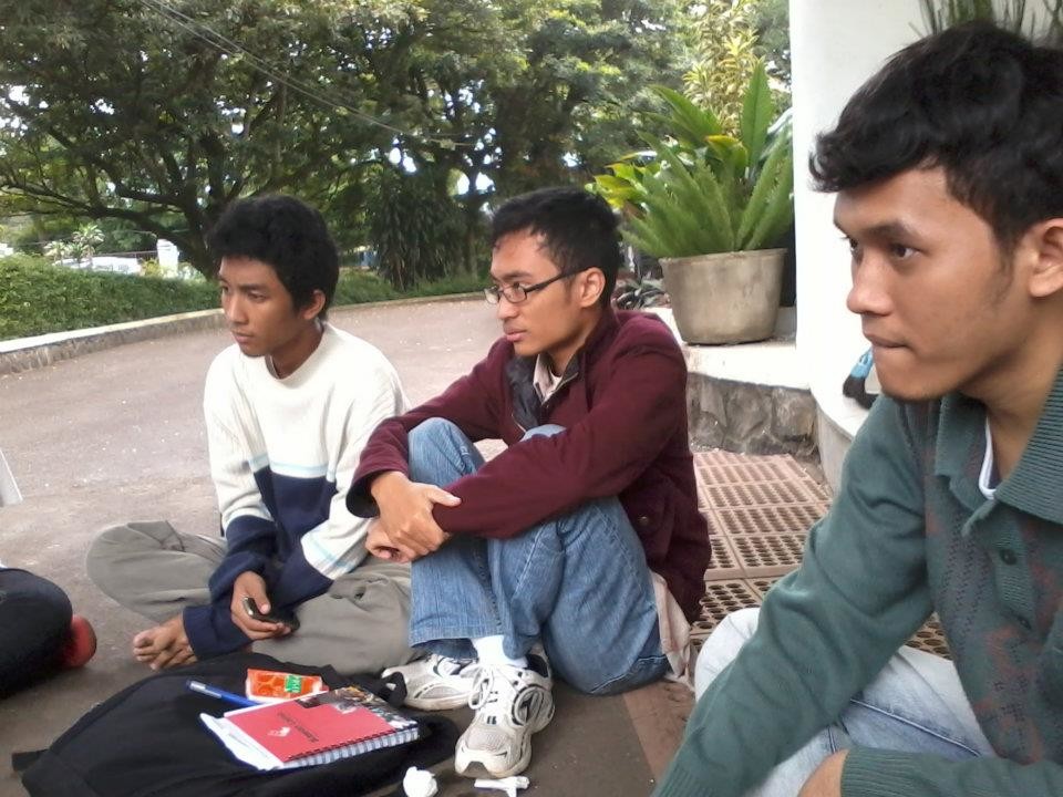 Yodha (kiri), saat menyusun rencana proyek Hipesasi (Himpunan Pelajar Bahasa Seluruh Indonesia), ketika masih berkuliah di Universitas Indonesia.
