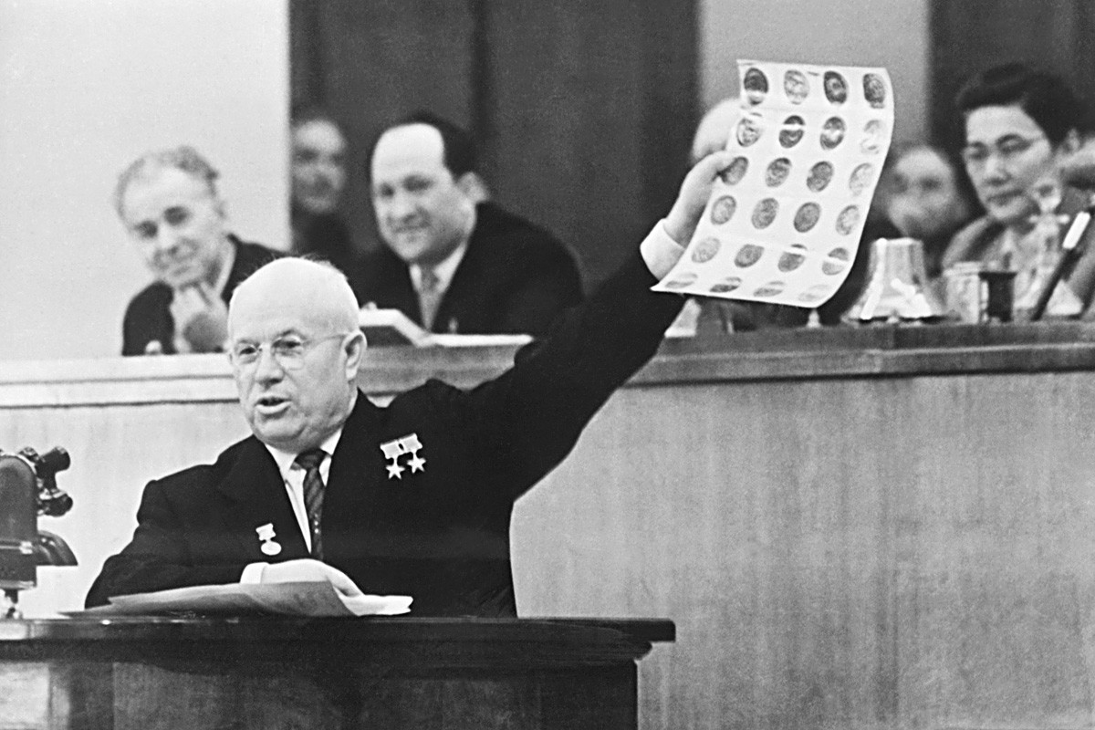 Премијер СССР-а Никита Хрушчов, обраћајући се совјетском парламенту, у рукама држи фотографије на којима су „војни и индустријски циљеви” које је фотографисао оборени амерички пилот Френсис Пауерс. 