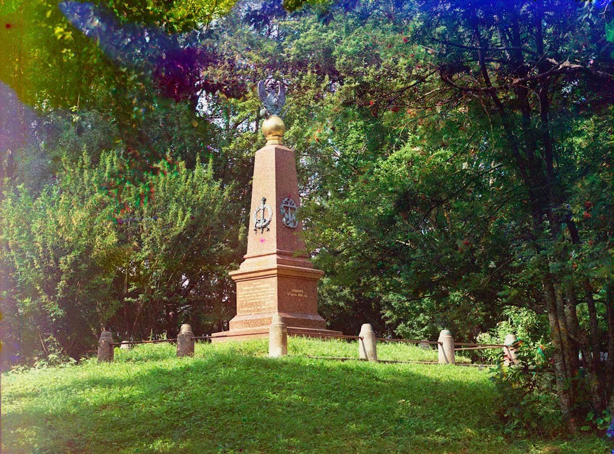 Spomenik Petra Velikega, pogled iz parka z besedilom Petrovega ukaza o ohranjanju pleščejevske flotilje, poletje 1911