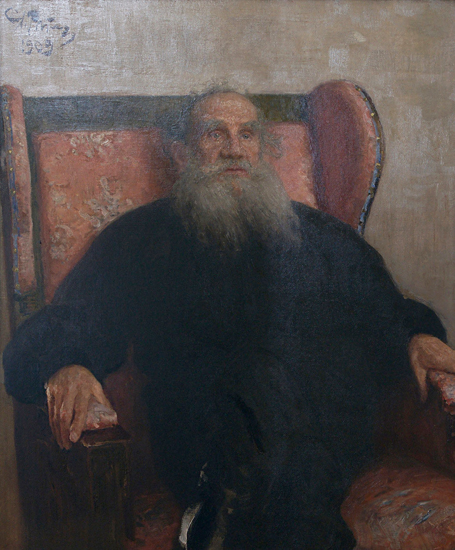 Leo Tolstoi in einem pinkfarbenen Sessel, 1909