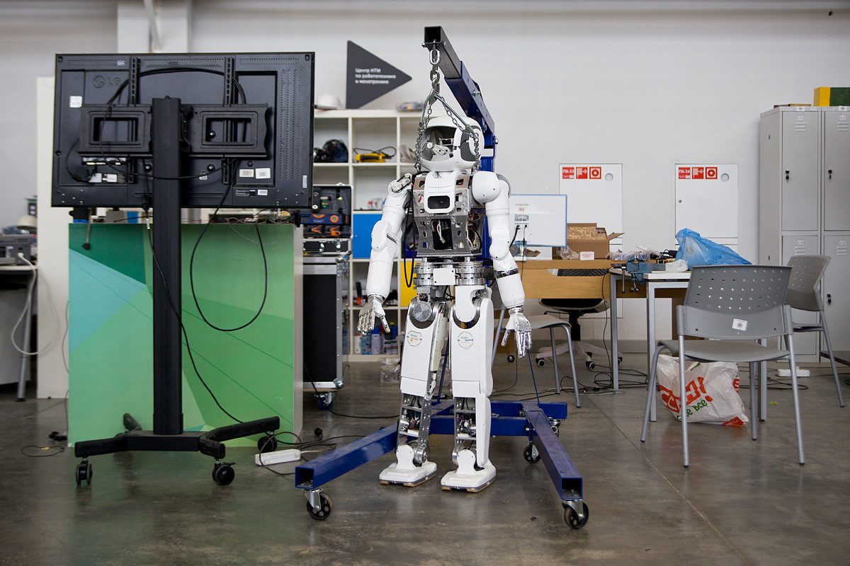 А это человекоподобный робот Арни, которого разработали в Центре НТИ при университете. Он уже может свободно передвигаться по комнате и ориентироваться в пространстве.