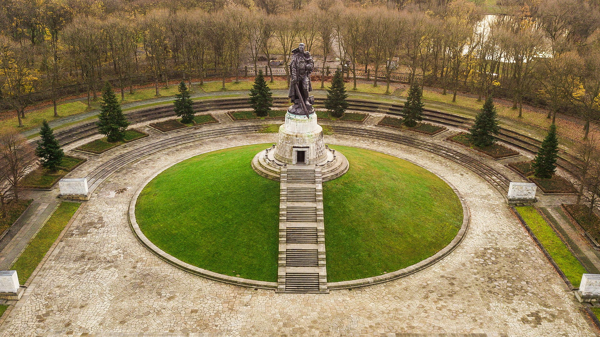 Spomenik sovjetskom vojniku u Treptauer parku
