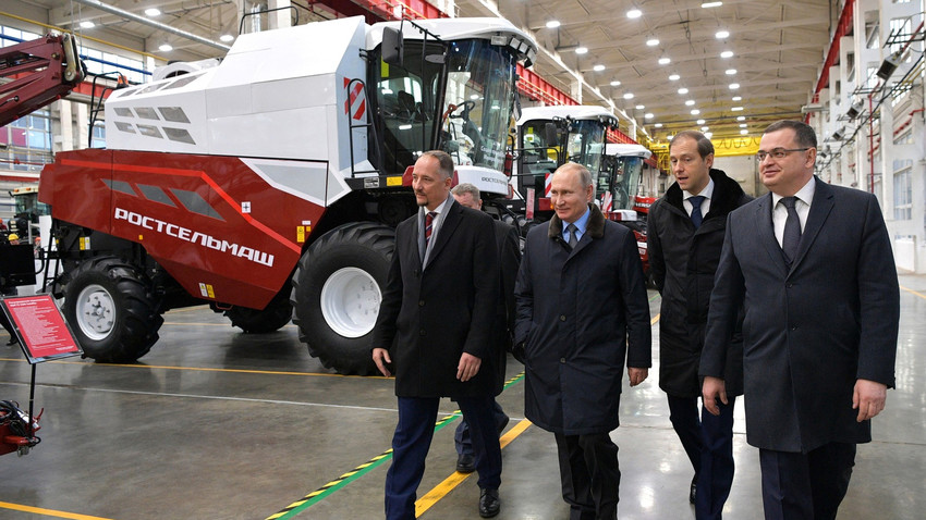 Putin v tovarni kmetijske mehanizacije Rostselmaš, Rostov na Donu, Rusija