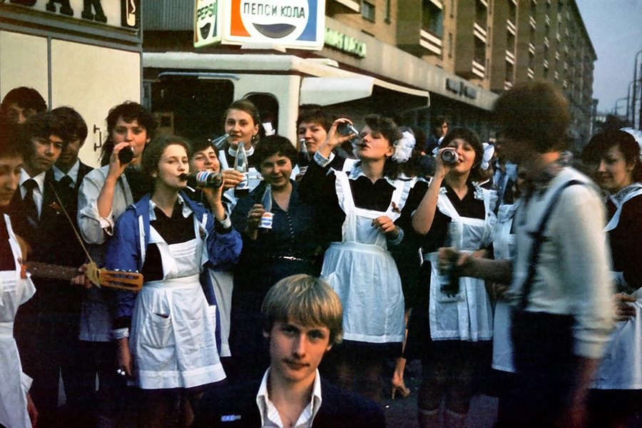 Celebración de graduación en escuela, Moscú, 1981.