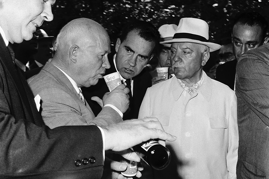 Nikita Jrushchov (a la izq.) prueba Pepsi en 1959 en la Exposición Nacional de EE UU en Moscú. Es observado por el vicepresidente de EE UU, Richard Nixon (en el centro) y Donald Kendall (a la drcha).