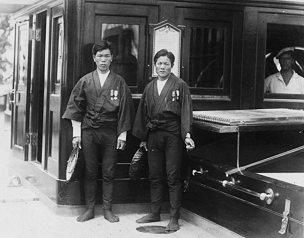 Die Rikschafahrer Kitagaiichi Ititaro (l.) und Mukokhata Dzisaburo (r.), die Tsuda festnahmen