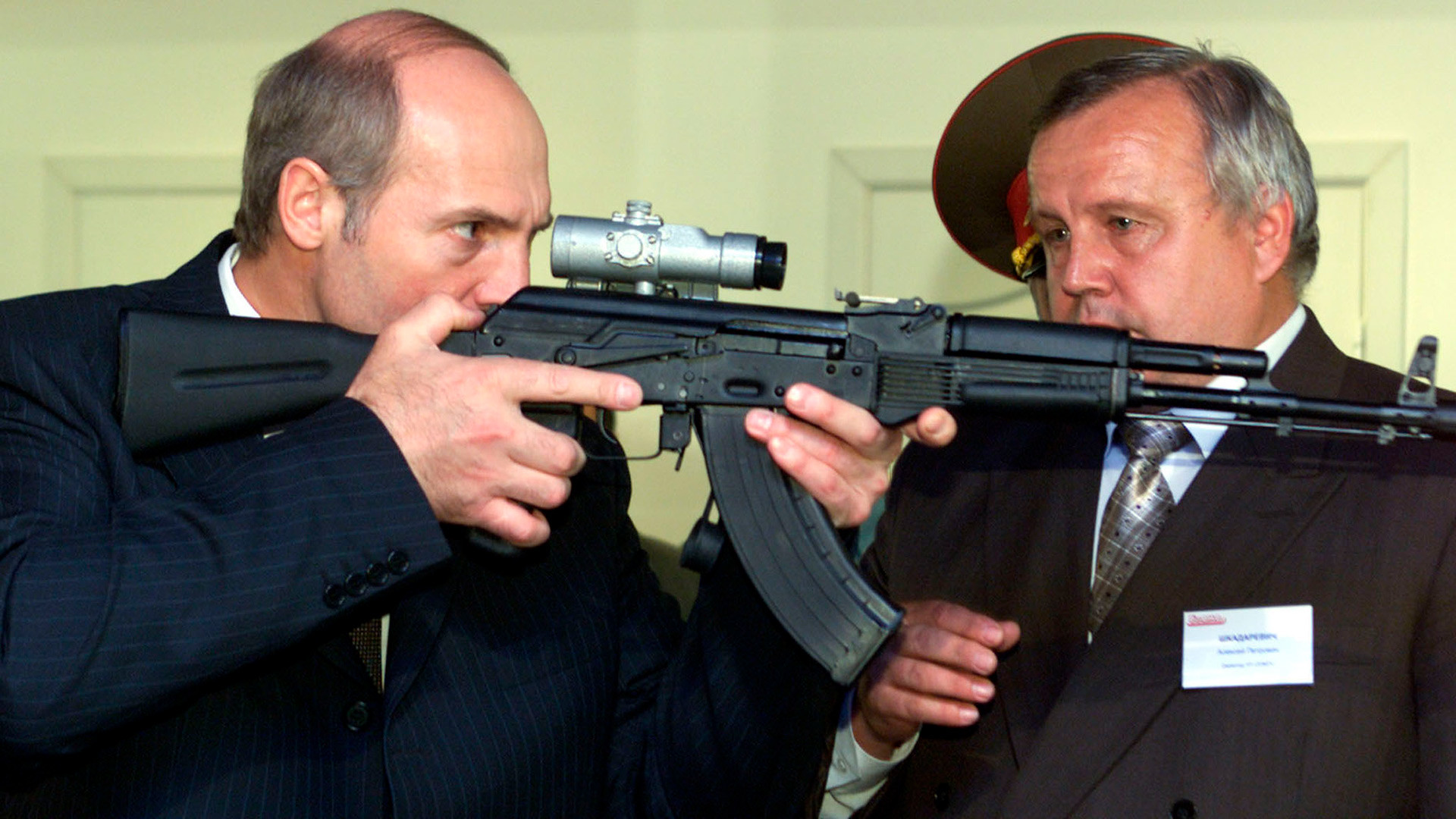 Der belarussische Präsident Alexander Lukaschenko testete 2001 beim Besuch der Waffenfabrik in Minsk eine AK.