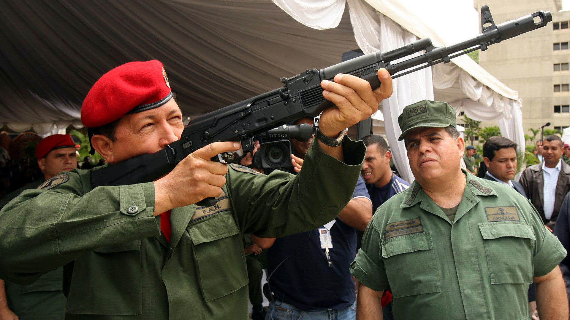 Der venezolanische Präsident Hugo Chavez mit einer AK-103 während einer Militärausstellung in Caracas im Jahr 2006.