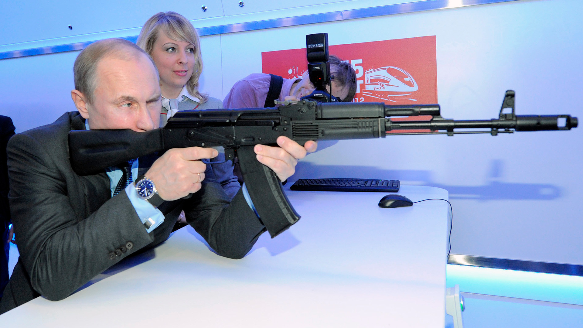 Der russische Präsident Wladimir Putin testet eine AK-74 während einer Militärausstellung in Russland. 