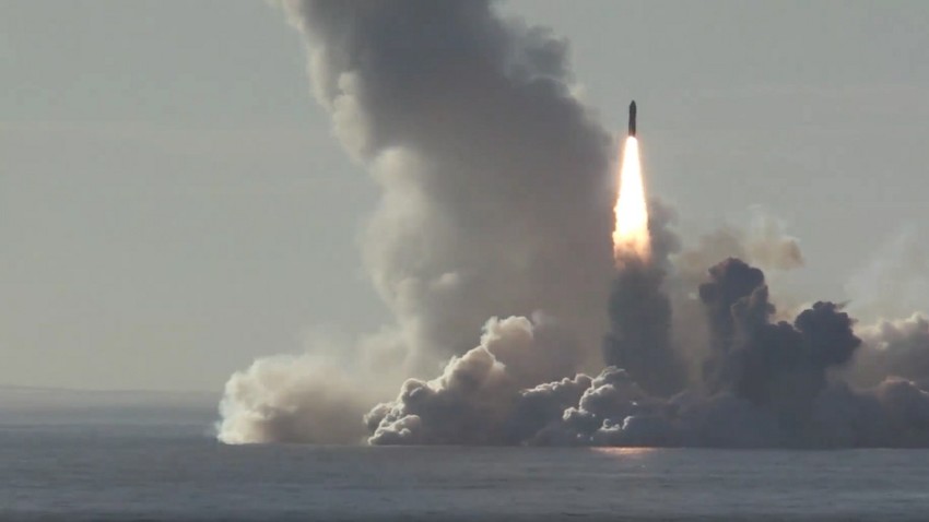 Jedrska podmornica projekta 955 Borej "Jurij Dolgoruki" preizkusno izstreli raketo medcelinsko balistično raketo Bulava v Belem morju proti tarči na Kamčatki, 22. 5. 2018
