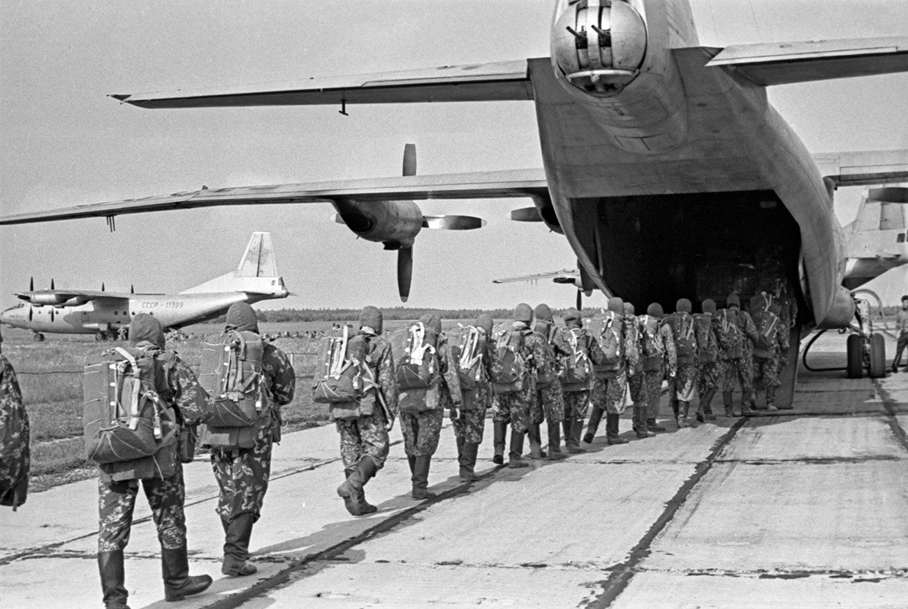 Pitomci sovjetskih padobransko-desantnih trupa prepremaju se za polijetanje u vojno-trasportnom zrakoplovu AN-12.
