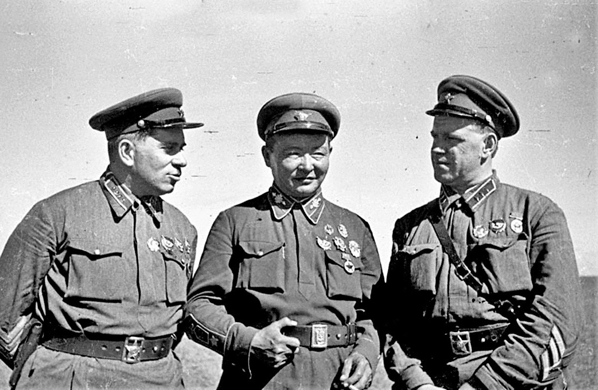 Командантот од втора класа Г. М. Штерн, маршалот на Монголската Народна Република Х. Чојбалсан и командантот на корпусот Г. К. Жуков на командна положба Хамар Дабан, Халкин Гол 1939 година