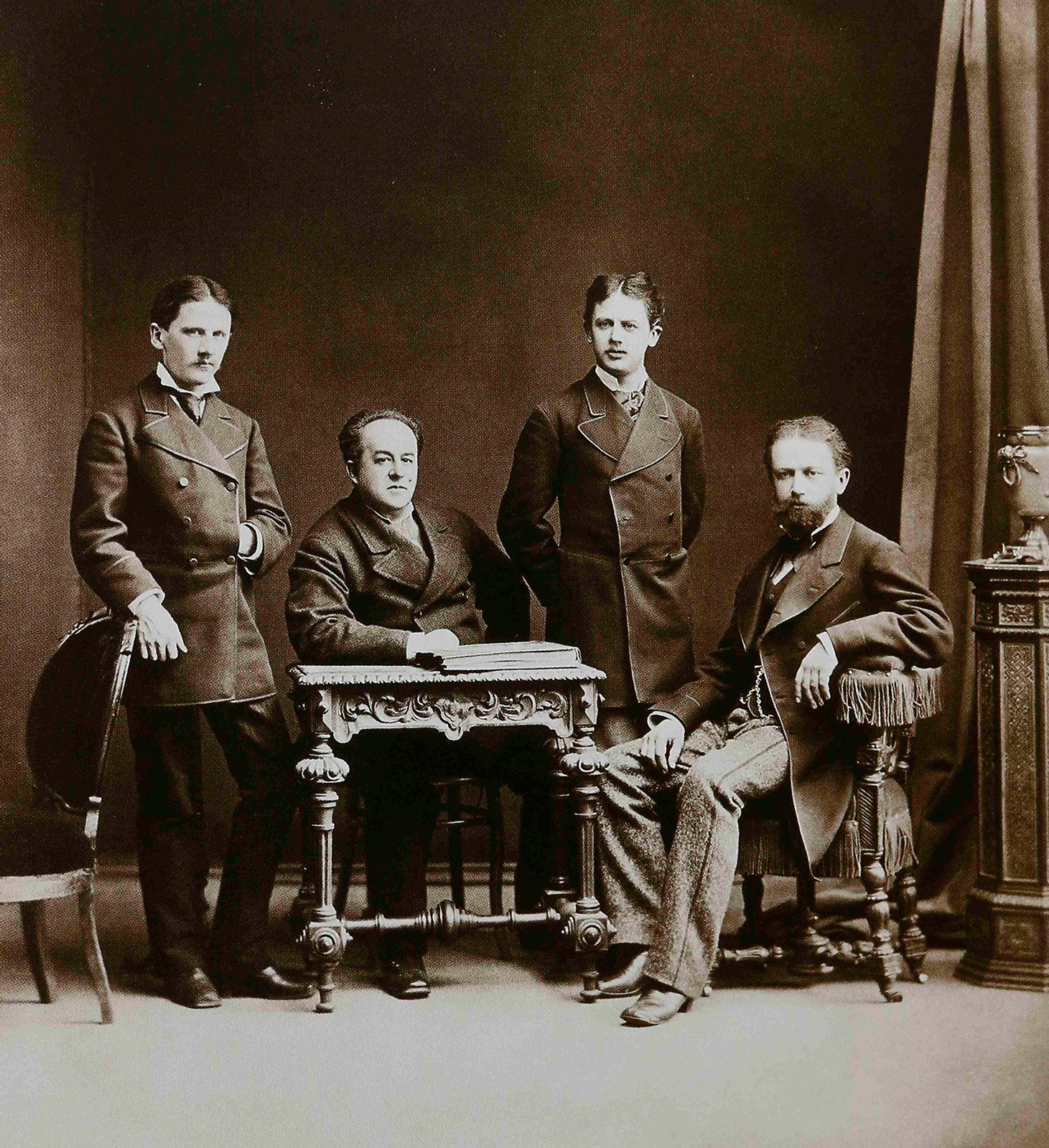  Пьотър Илич Чайковски (вдясно) с братята си Модест и Анатоли и Н. Г. Кондратиев, 1875 година 