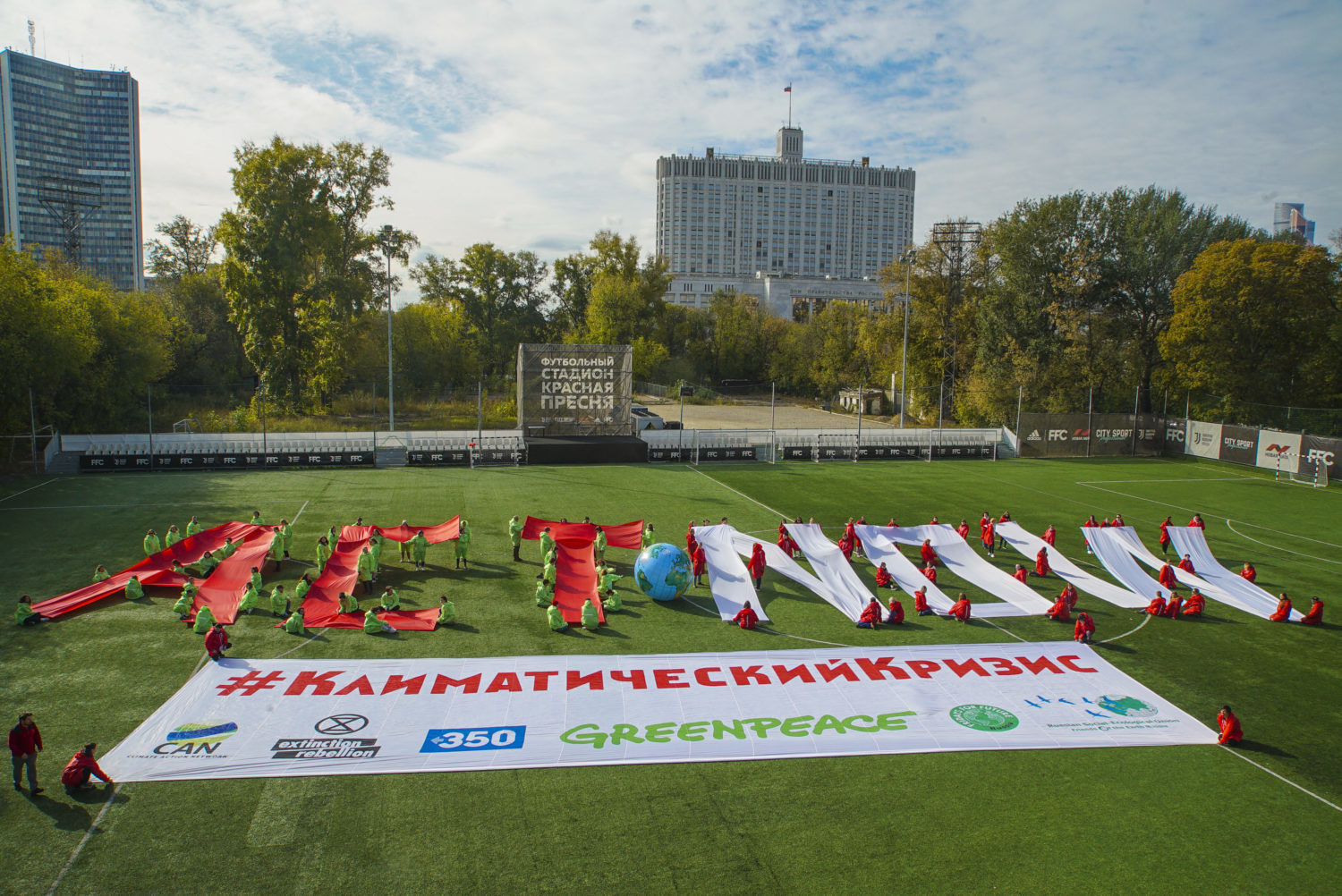 Akcija Greenpeacea Rusija nedaleč od zgradbe ruske vlade