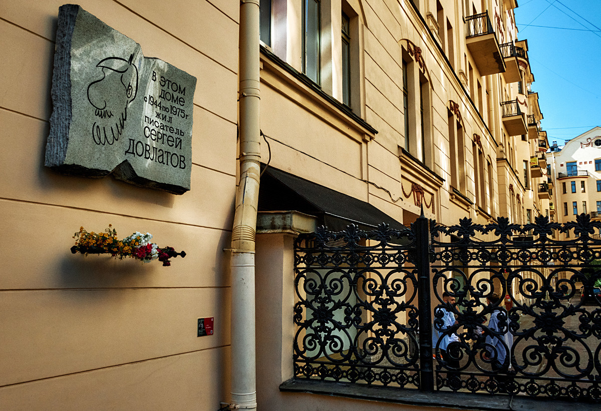 Spomen-ploča na zgradi u Peterburgu gdje je stanovao pisac Sergej Dovlatov.

