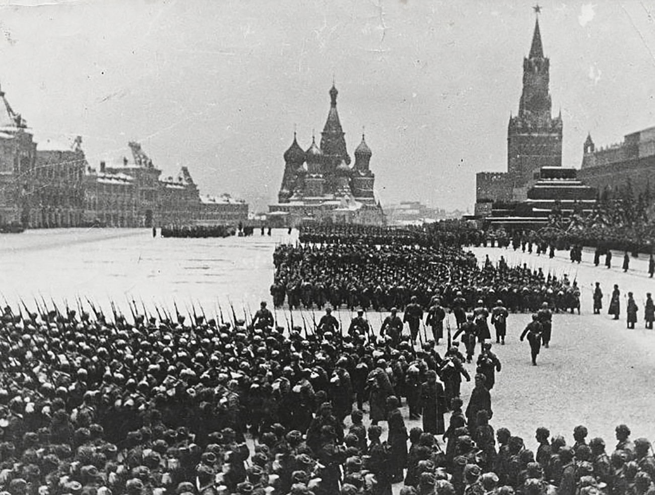 Pourquoi les Soviétiques ont-ils célébré la Révolution alors que Moscou ...