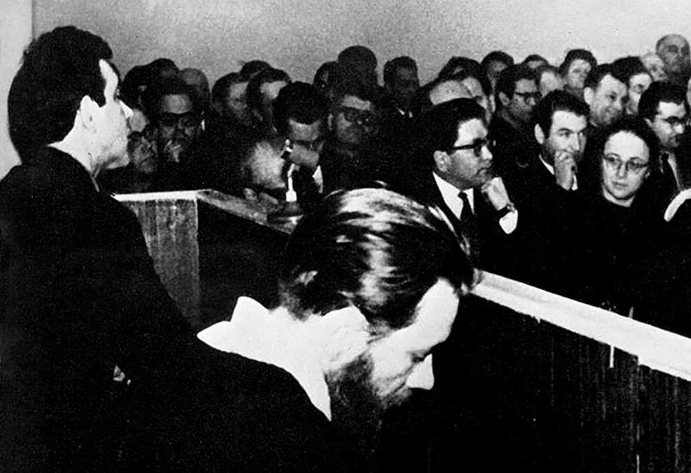 Юрий Даниэль (слева) и Андрей Синявский на суде