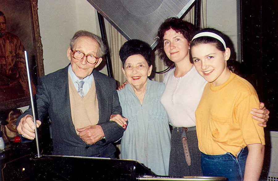 L-R: Leon Theremin, Clara Rockmore (Theremin-Spielerin), Theremins Tochter Natalia und Enkelin Olga, New-York, 1991