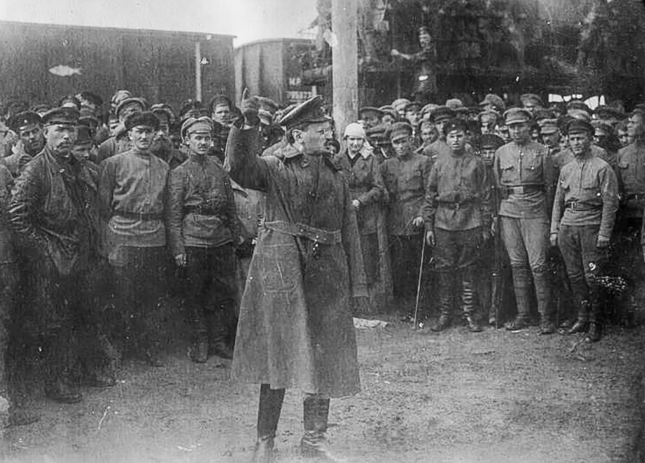 兵士たちの前に演説を唱えるレフ・トロツキー