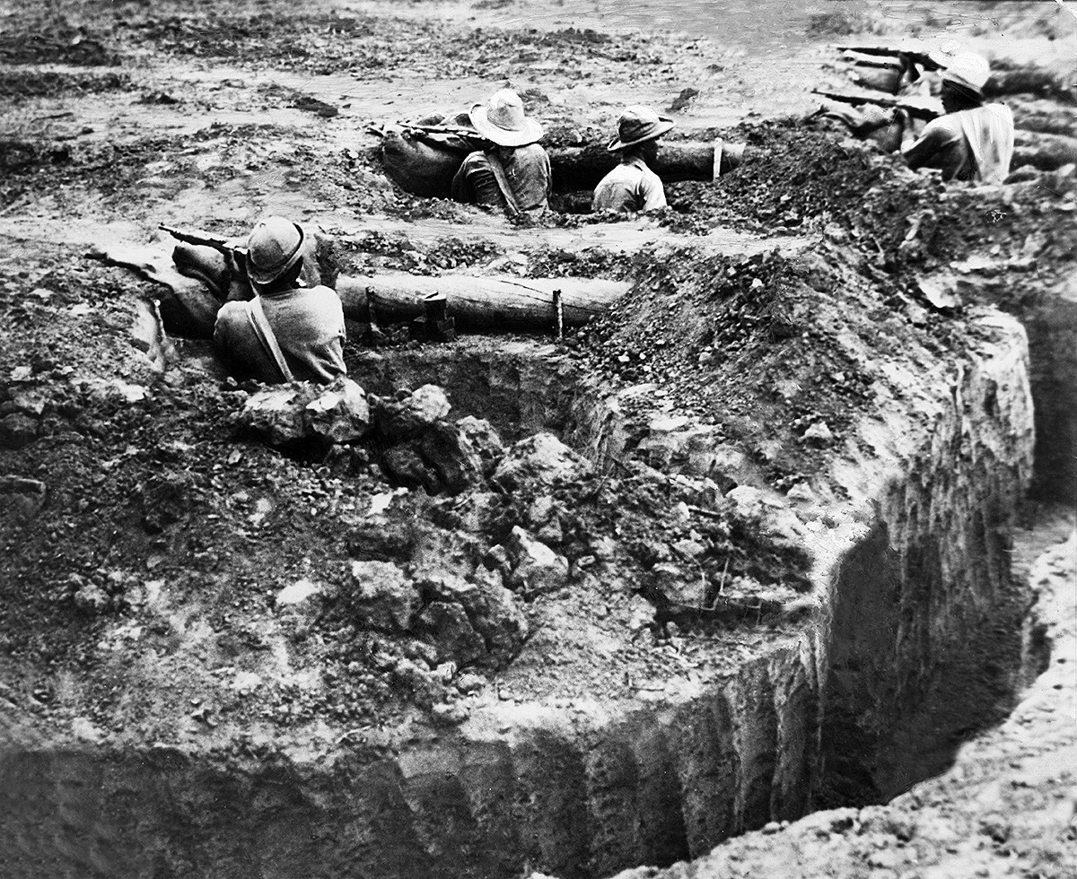 Paraguayische Soldaten im Schützengraben, 1933