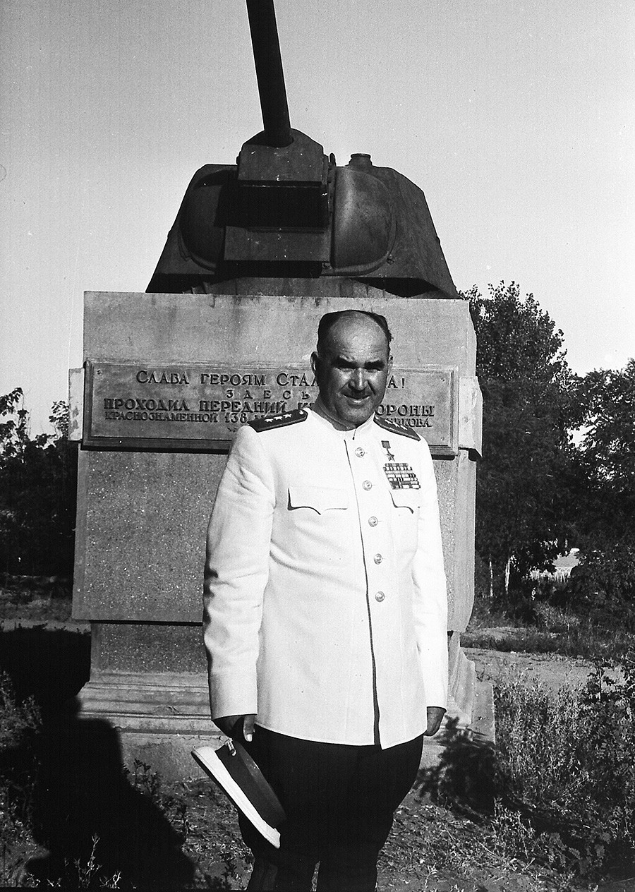 Der Held der Sowjetunion Iwan Ljudnikow steht vor einem Denkmal auf der „Ljudnikow-Insel“.