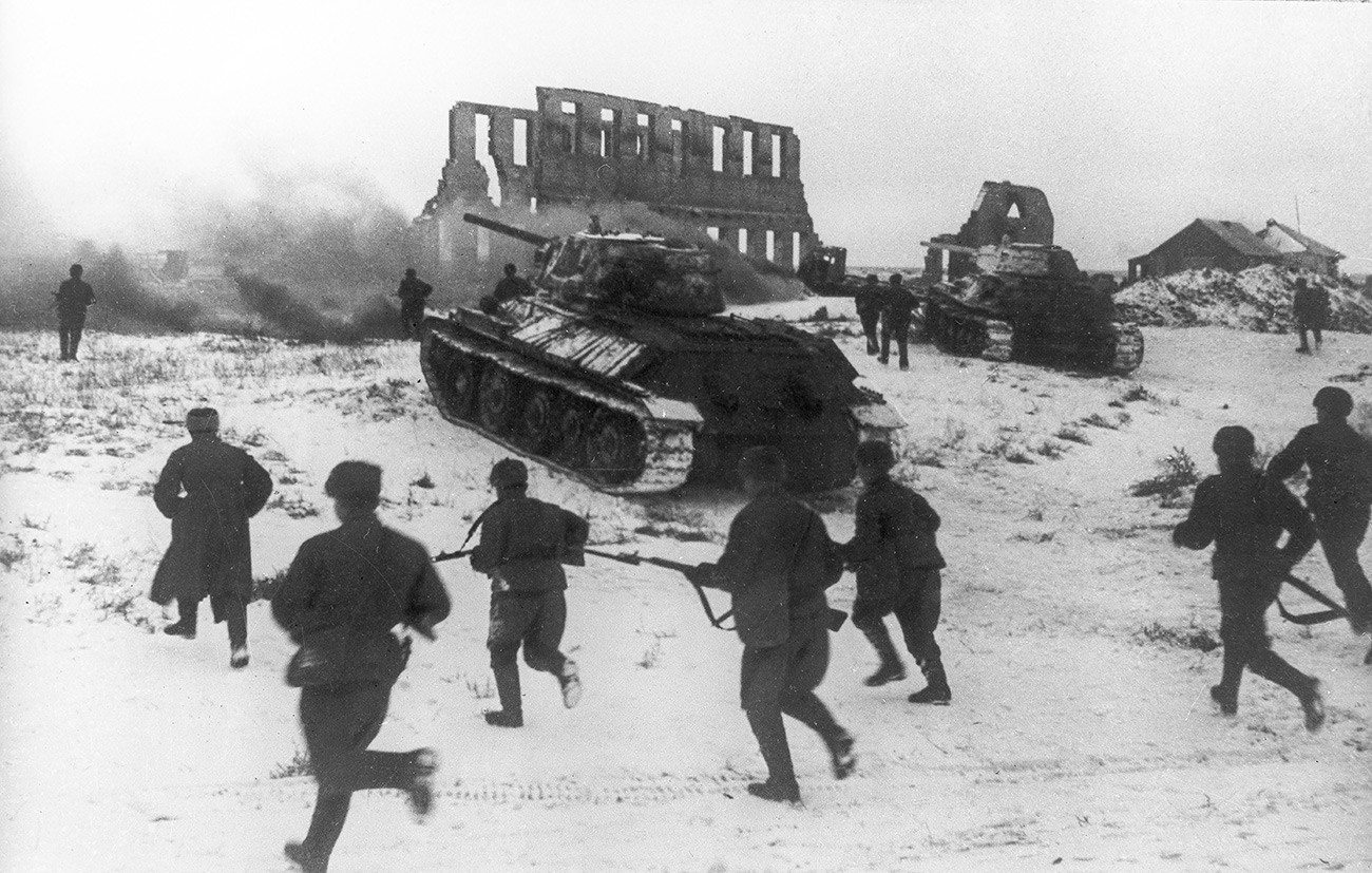 ソ連軍兵士が攻撃している。1943年。