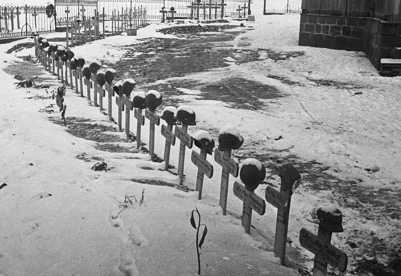 スターリングラード州、ブジノフカ村、1942年11月。ドイツ軍の兵士と将校の墓地