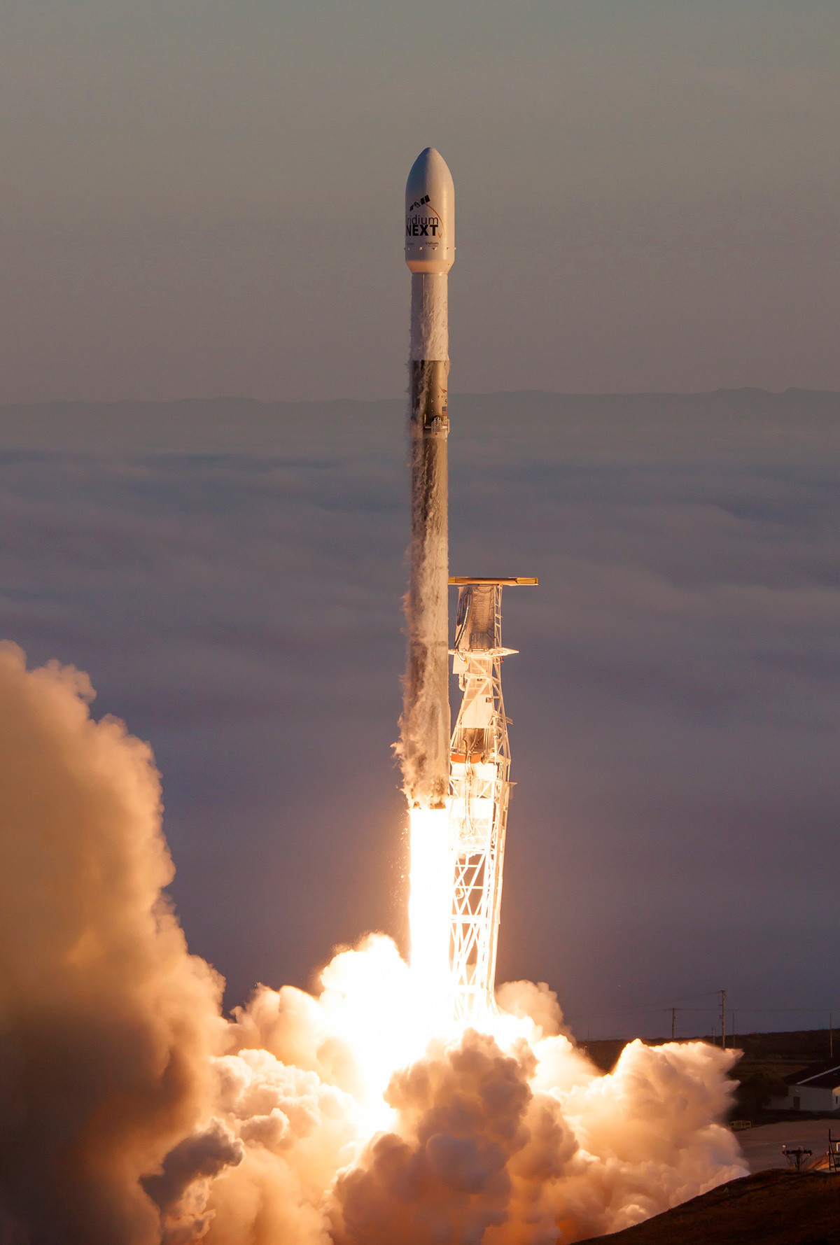 
Ракета Falcon 9 со десет комуникациски сателити Iridium NEXT за време на лансирањето на космодромот Ванденберг во Калифорнија.