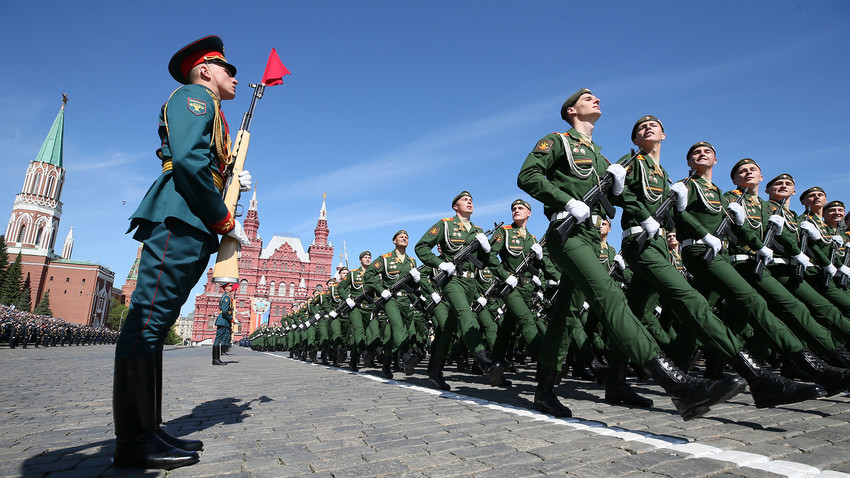 Militares rusos marchan en la Plaza Roja durante el desfile militar del Día de la Victoria en Moscú
