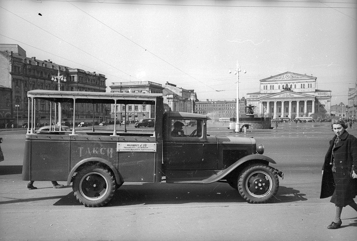 スヴェルドロフ広場（現チアトラーリナヤ広場）のタクシー、モスクワ、1935年