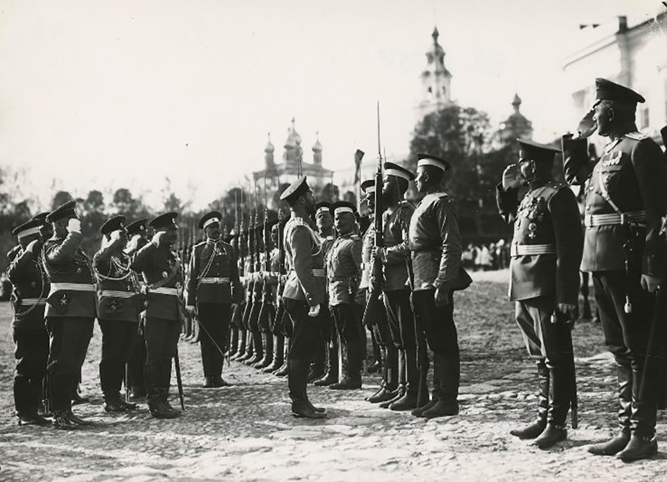 
Царот Николај Втори Романов на смотра на војници.
